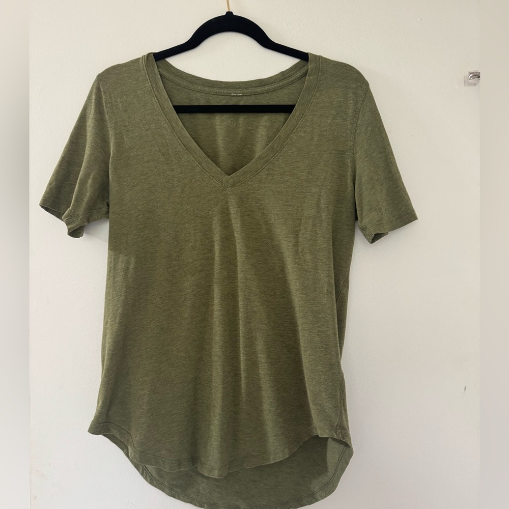 Lululemon Love V-Neck T-Shirt size 8 green